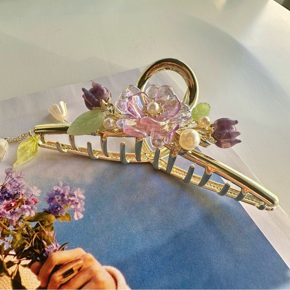 Vintage Magnolia Acrylic Flowers Gold Extra Large Claw Clip w/ Dangling Charms - Picture 7 of 7